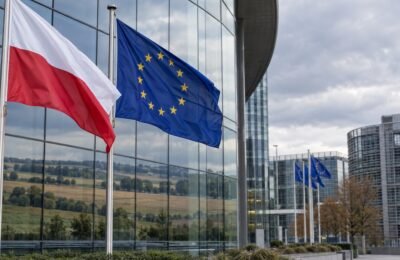 Флаги Польши и Евросоюза у здания европейских институтов