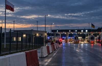 Пограничный переход Польши и Украины в сумерках после воздушной тревоги
